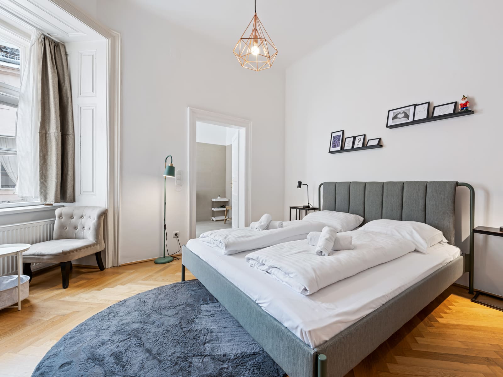 Schlafzimmer mit Doppelbett und Parkett