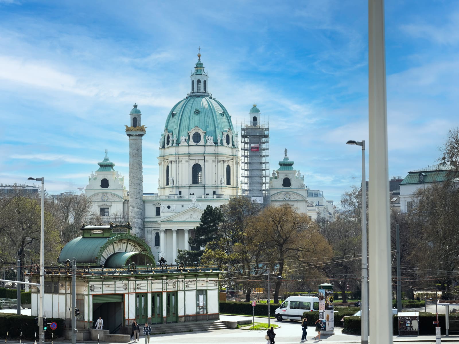 Blick auf die Karlskirche am Karlsplatz in Wien