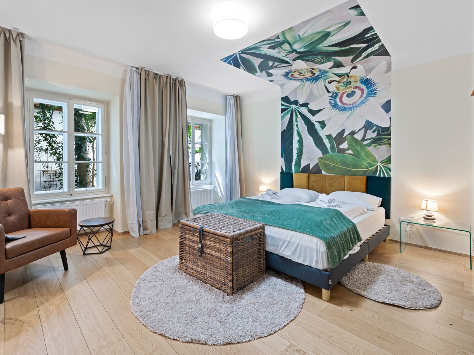 Schlafzimmer mit floralem Wandbild